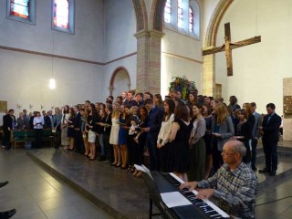 Der Abitur-Jahrgang 2015 beim gemeinsamen Abschlusslied – unter der Begleitung von Anselm Wegener