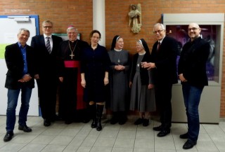 Weihbischof Diez mit Konvent, Schulleitung und Kollegen