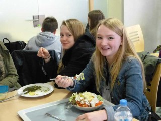 Die vegetarischen Gerichte kommen bei den Schülerinnen und Schülern gut an (Foto: A. Reiss)