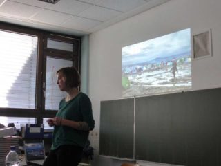 Leonie Schlender spricht vor der Klasse