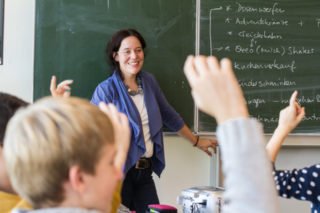 Dr. Monika Rack im Unterricht am Engelsburg-Gymnasium. Sie freut sich, die Schule künftig als Teil der Schulleitung mitgestalten zu können. Foto: SMMP/Bock