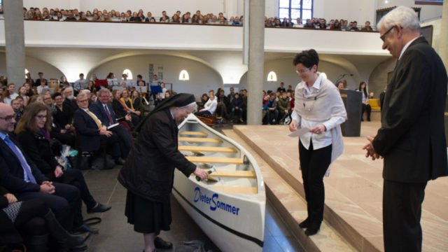 Die langjährige Schulsekretärin Schwester Theresa Leistner tauft den neuen Kanadier auf den Namen 'DieterSommer'. Foto: SMMP/Ulrich Bock