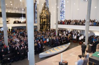 Über 1000 Schüler, Lehrer, Mitarbeiter, Eltern und Gäste füllten die Martinskirche am Freitagmorgen. Foto: SMMP/Ulrich Bock
