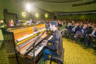 Der staatenlose Pianist Aeham Ahmad bringt die Unterdrückung und Gewalt, die er in seiner syrischen Heimat erfahren hat, am Klavier und mit seinem Gesang lautmalerisch zum Ausdruck. Foto: SMMP/Ulrich Bock