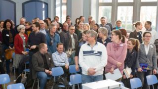 Zur Begrüßung werden die Gäste gefragt, woher sie kommen. Hier stehen alle Lehrerinnen und Lehrer der Engelsburg auf. Foto: SMMP/Ulrich Bock