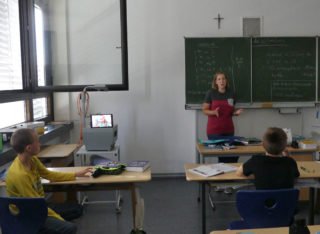 Nebenan wird die andere Hälfte der Klasse von Frau Rudzick unterrichtet. Eine Schülerin muss leider zu Hause bleiben und ist auf dem Laptop zugeschaltet. (Fotos: A. Reiss/SMMP)