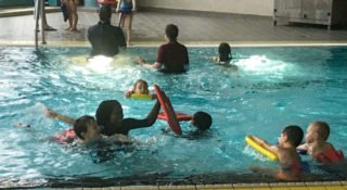 Schwimmkurs in Baunatal: gerne würde Destanesh auch Kindern aus weniger privelierten Familien das Schwimmen beibringen. Foto: privat