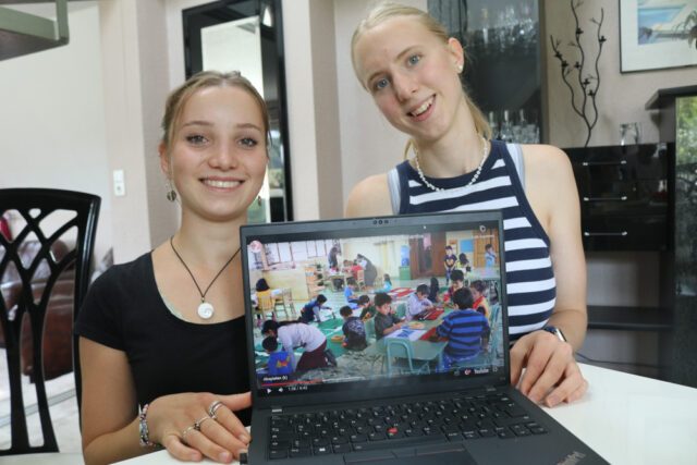 Die früheren Engelsburg-Schülerinnen Carla Cedra (l.) und Ida Steinbrück (r.) verbringen zurzeit einen Internationalen Freiwilligendienst im Montessori-Kinderhaus in Cochabamba/Bolivien. Foto: SMMP/Ulrich Bock